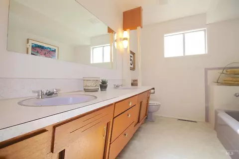 Bath - 16067 S 10th Ave, Caldwell, ID 83607 photo 2 of 5