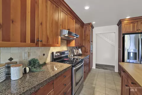 Kitchen - 663 Cento Ct, Twin Falls, ID 83301 photo 4 of 9