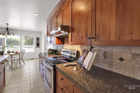Kitchen - 663 Cento Ct, Twin Falls, ID 83301 photo 5 of 9