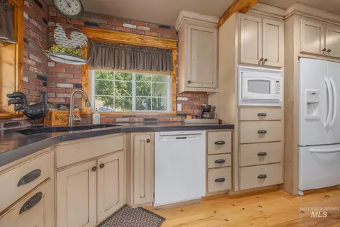 Kitchen - 1530 Ross Rd, Weiser, ID 83672 photo 3 of 6