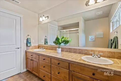 Bath - 377 E Kite Dr, Eagle, ID 83616 photo 3 of 3