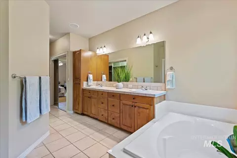 Bath - 377 E Kite Dr, Eagle, ID 83616 photo 2 of 3