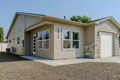 1235 Phillips Cir, Ontario, OR 97914