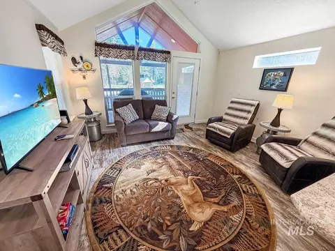 Living - 22 Miners Ct, Cascade, ID 83611 photo 2 of 2