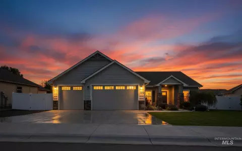 750 Zinnia St, Fruitland, ID 83619