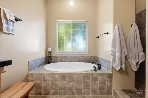 Bath - 2387 S Chipper Way, Eagle, ID 83616 photo 4 of 5