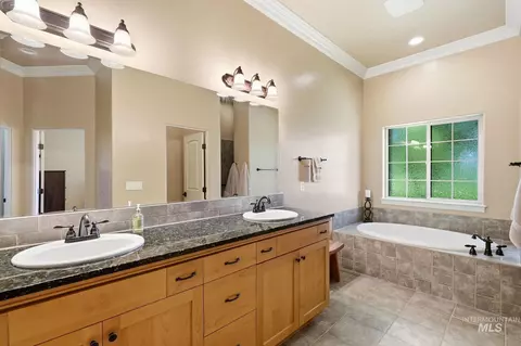 Bath - 2387 S Chipper Way, Eagle, ID 83616 photo 2 of 5