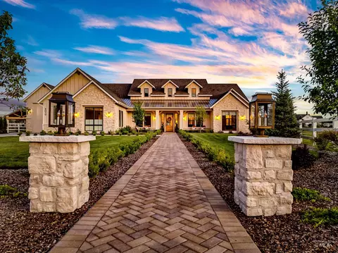 8059 W Green Horn St, Garden City, ID 83714