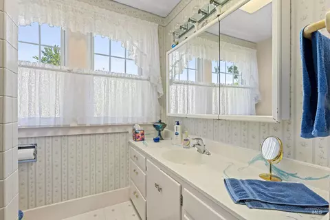 Bath - 25565 Simplot Blvd, Wilder, ID 83676 photo 1 of 2