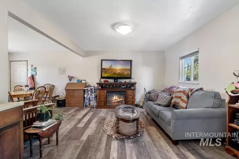Living - 646 2nd Ave E, Wendell, ID 83355 photo 1 of 1