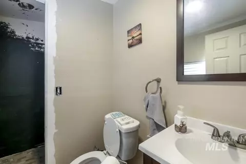 Bath - 646 2nd Ave E, Wendell, ID 83355 photo 2 of 2