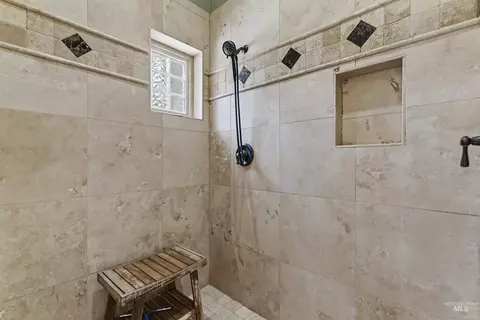 Bath - 2149 W Preston St, Eagle, ID 83616 photo 3 of 4
