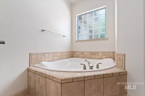 Bath - 2283 W Stansbury Dr, Eagle, ID 83616 photo 2 of 3