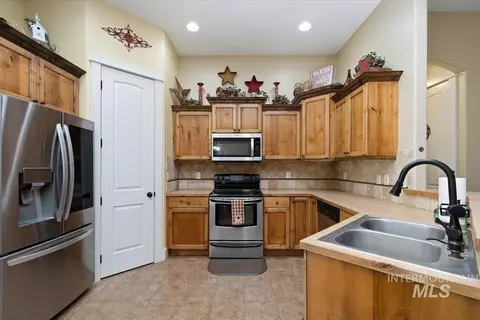 Kitchen - 910 Donna Crt, Parma, ID 83660 photo 2 of 4