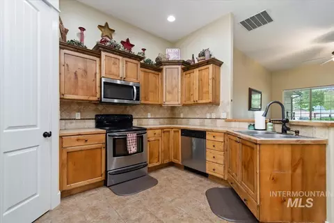 Kitchen - 910 Donna Crt, Parma, ID 83660 photo 3 of 4