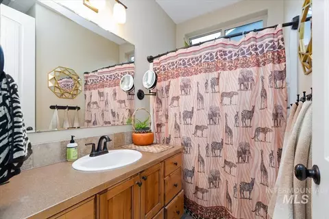 Bath - 910 Donna Crt, Parma, ID 83660 photo 2 of 2