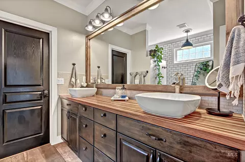 Bath - 2395 E Gloucester Pl, Boise, ID 83706 photo 1 of 6