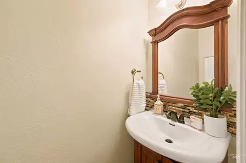 Bath - 2468 E Heathfield Ct, Eagle, ID 83616 photo 2 of 7
