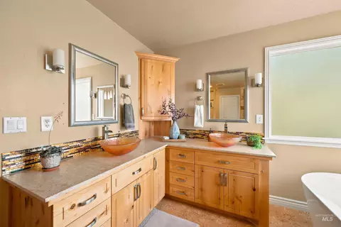Bath - 2468 E Heathfield Ct, Eagle, ID 83616 photo 3 of 7