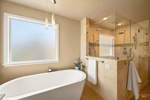 Bath - 2468 E Heathfield Ct, Eagle, ID 83616 photo 4 of 7
