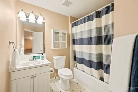 Bath - 2468 E Heathfield Ct, Eagle, ID 83616 photo 7 of 7