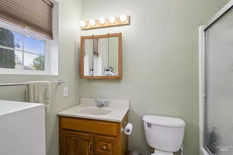 Bath - 3716 N 2544 E, Twin Falls, ID 83301 photo 6 of 6
