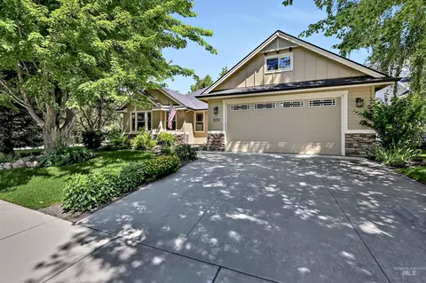 Exterior - 830 E Thunderbird Ct, Eagle, ID 83616 photo 2 of 10
