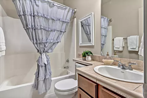 Bath - 830 E Thunderbird Ct, Eagle, ID 83616 photo 4 of 4