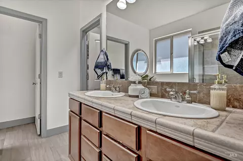 Bath - 830 E Thunderbird Ct, Eagle, ID 83616 photo 2 of 4