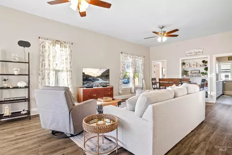 Living - 226 9th Ave N, Buhl, ID 83316 photo 1 of 2