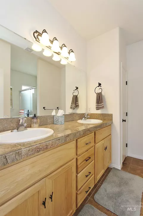 Bath - 689 Triumph Dr, Middleton, ID 83644 photo 1 of 5