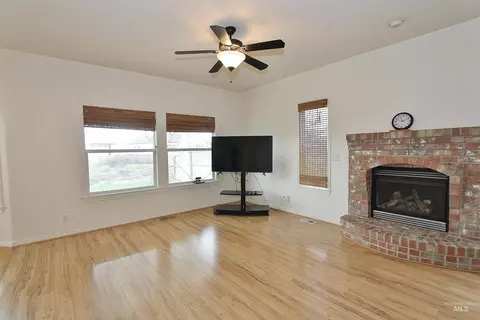 Living - 689 Triumph Dr, Middleton, ID 83644 photo 4 of 5
