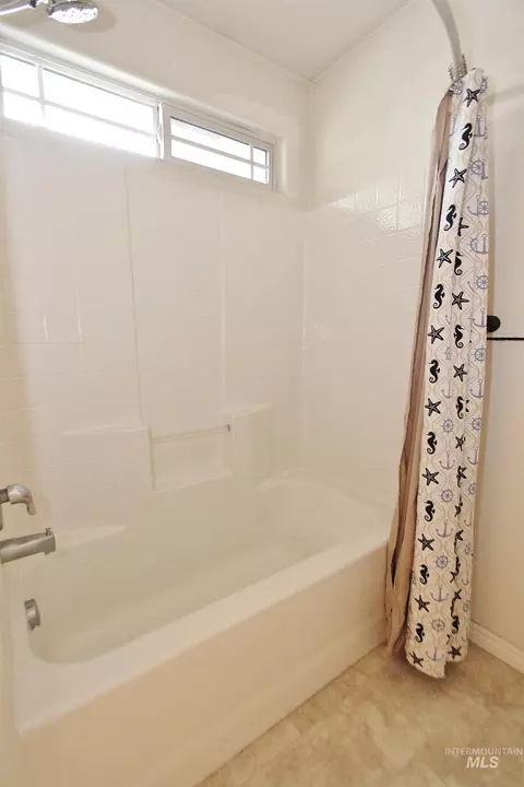 Bath - 689 Triumph Dr, Middleton, ID 83644 photo 4 of 5