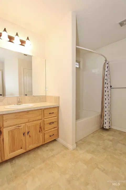 Bath - 689 Triumph Dr, Middleton, ID 83644 photo 3 of 5