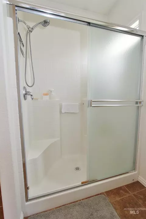 Bath - 689 Triumph Dr, Middleton, ID 83644 photo 2 of 5