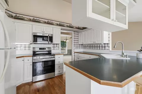 Kitchen - 2247 E Gleneagle Dr, Eagle, ID 83616 photo 3 of 6