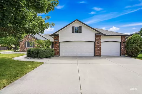 Exterior - 2247 E Gleneagle Dr, Eagle, ID 83616 photo 2 of 10
