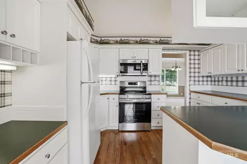 Kitchen - 2247 E Gleneagle Dr, Eagle, ID 83616 photo 4 of 6