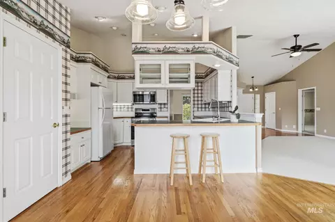 Kitchen - 2247 E Gleneagle Dr, Eagle, ID 83616 photo 2 of 6