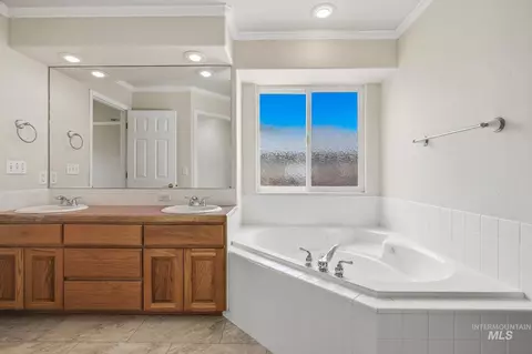 Bath - 2247 E Gleneagle Dr, Eagle, ID 83616 photo 1 of 4