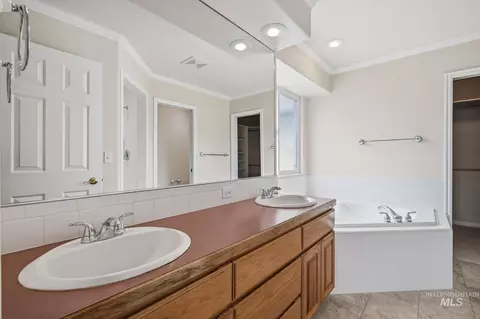 Bath - 2247 E Gleneagle Dr, Eagle, ID 83616 photo 2 of 4