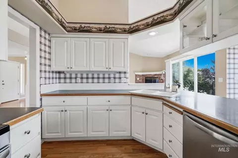 Kitchen - 2247 E Gleneagle Dr, Eagle, ID 83616 photo 5 of 6