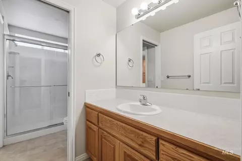 Bath - 2247 E Gleneagle Dr, Eagle, ID 83616 photo 4 of 4