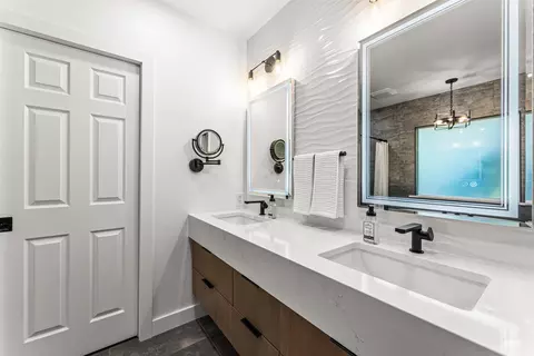 Bath - 1660 E Brunswick Dr, Eagle, ID 83616 photo 1 of 6