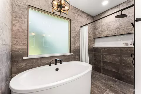 Bath - 1660 E Brunswick Dr, Eagle, ID 83616 photo 3 of 6