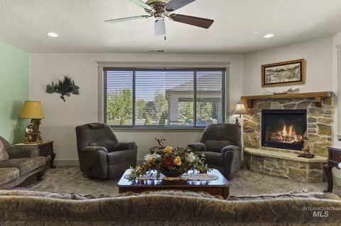 Living - 6810 N Winward Ave, Eagle, ID 83616 photo 2 of 2