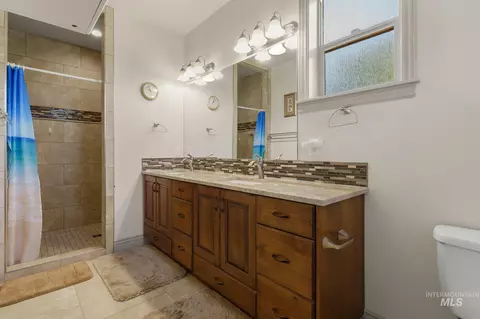 Bath - 6810 N Winward Ave, Eagle, ID 83616 photo 5 of 5