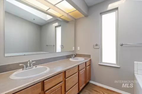 Bath - 1681 E Laurelwood, Eagle, ID 83616 photo 3 of 4