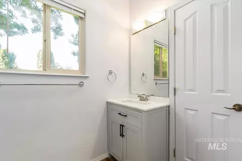 Bath - 1681 E Laurelwood, Eagle, ID 83616 photo 4 of 4