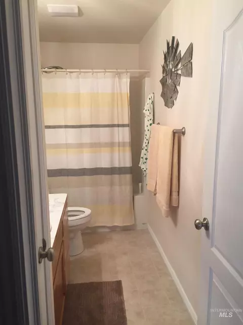 Bath - 95 Sunnyside Dr, Jerome, ID 83338 photo 2 of 2